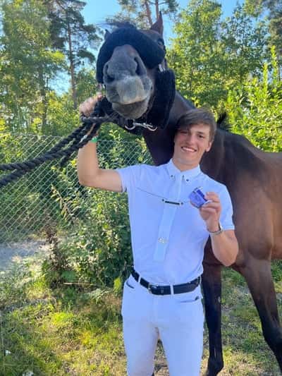Inlägg 15 av Holsteiner med titeln Captain och Ingemar chillar 🤣❤️
