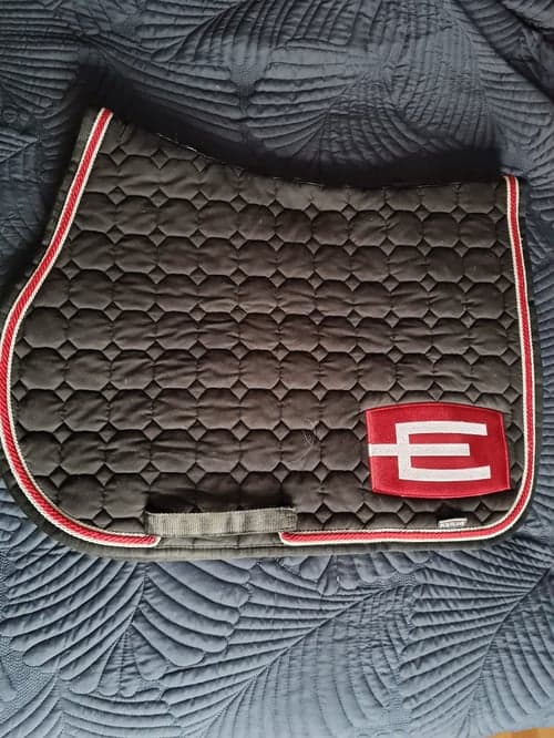 Bild av Black saddle pad by Equiline