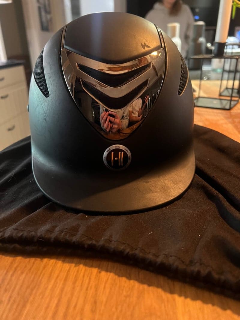 Image 2 of Svart Hjälm