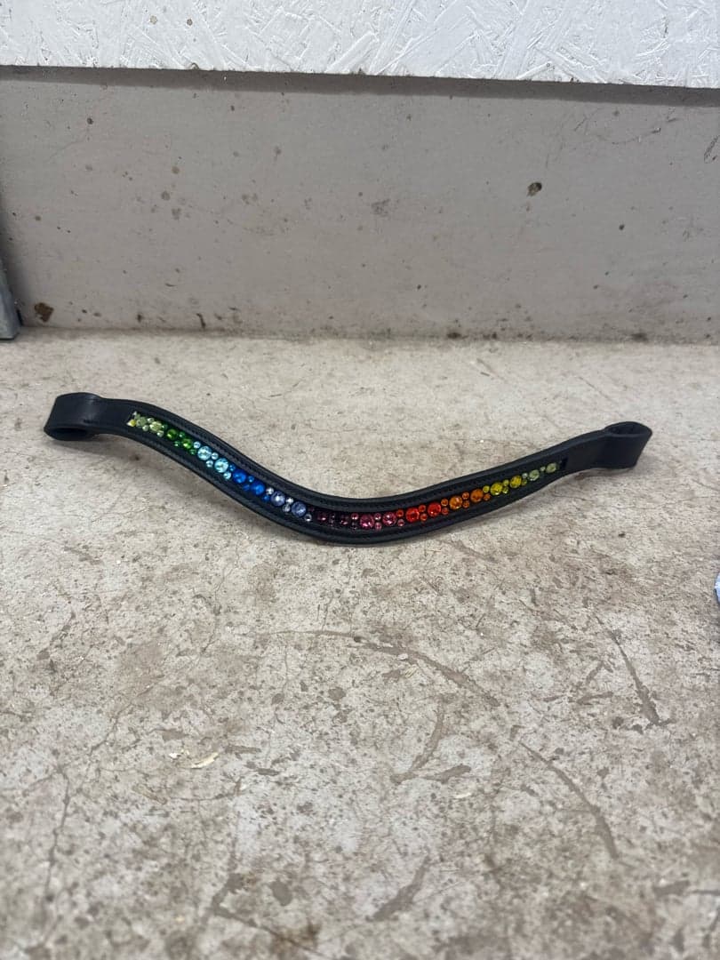 Bild 1 av Svart pannband med regnbåge-stenar i storlek PONNY 