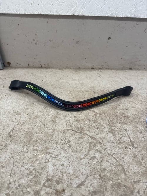 Bild av Svart pannband med regnbåge-stenar i storlek PONNY 