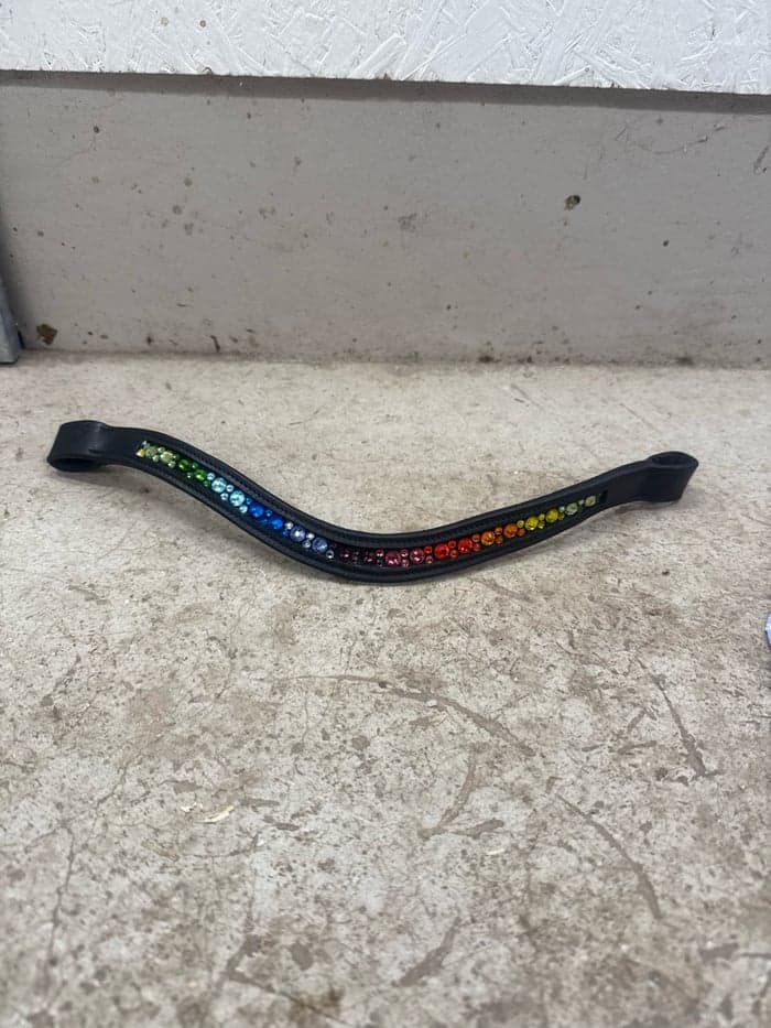 Media 1 av Svart pannband med regnbåge-stenar i storlek PONNY 