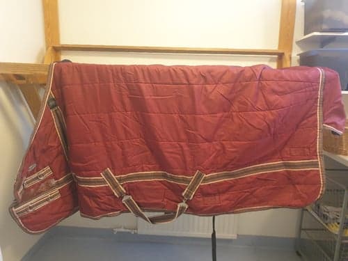 Bild av Red stable rug