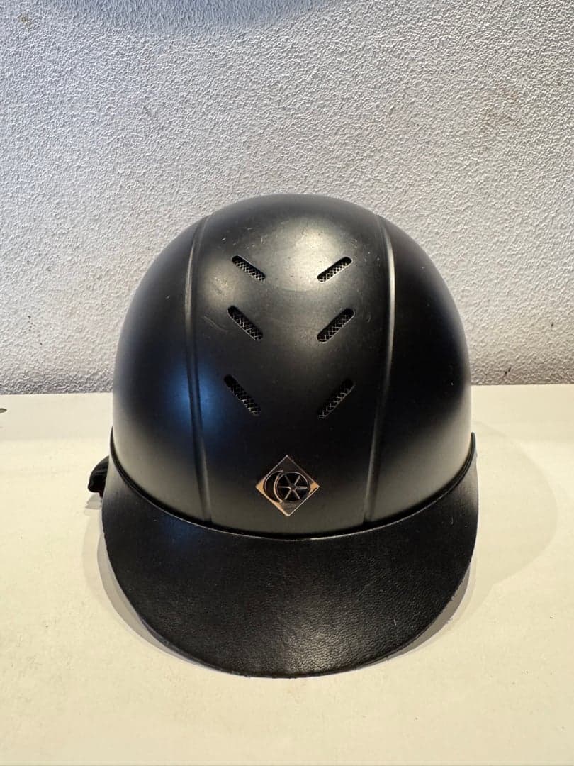 Image 1 of Svart hjälm från Charles Owen