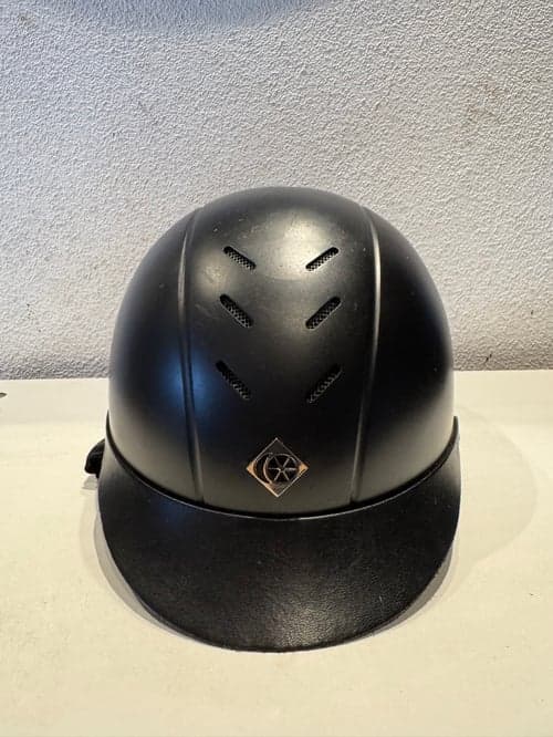 Bild av Svart hjälm från Charles Owen