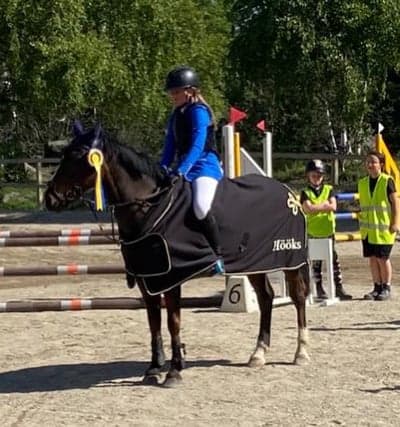 Inlägg 276 av Hoppning med titeln Vinst på Hölö ridklubb ❤️