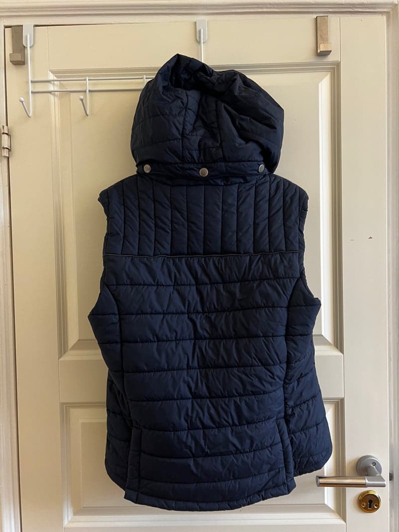 Bild 3 av Väst med avtagbar luva