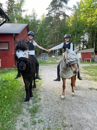 Inlägg 6 av Allround med titeln I fredags red jag veatna för första gången❤️ hon var super duktig ❤️ sen efter ridningen tog jag och min kompis denna fina bild❤️