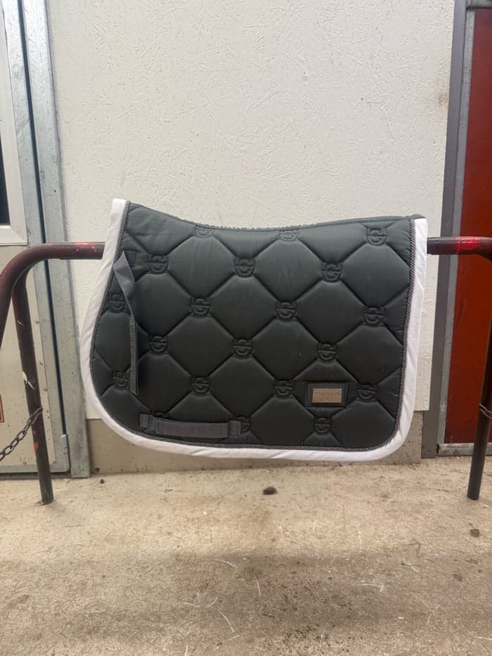 Media 3 av JULKLAPPSTIPS!🎅Mörkgrått hoppschabrak med huva från Equestrian Stockholm, strl PONNY 