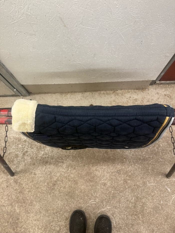 Media 2 av JULKLAPPSTIPS!🎅 Marinblått dressyrschabrak i strl COB från Trinity