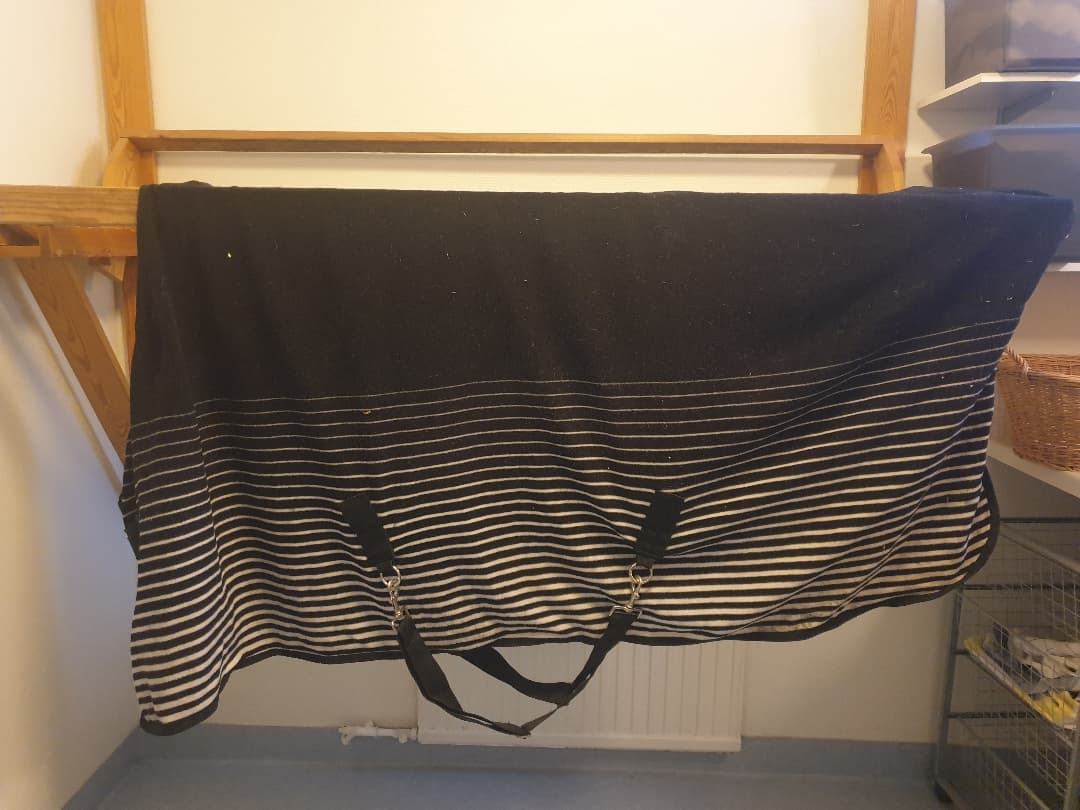 Bild 1 av Black and white rug