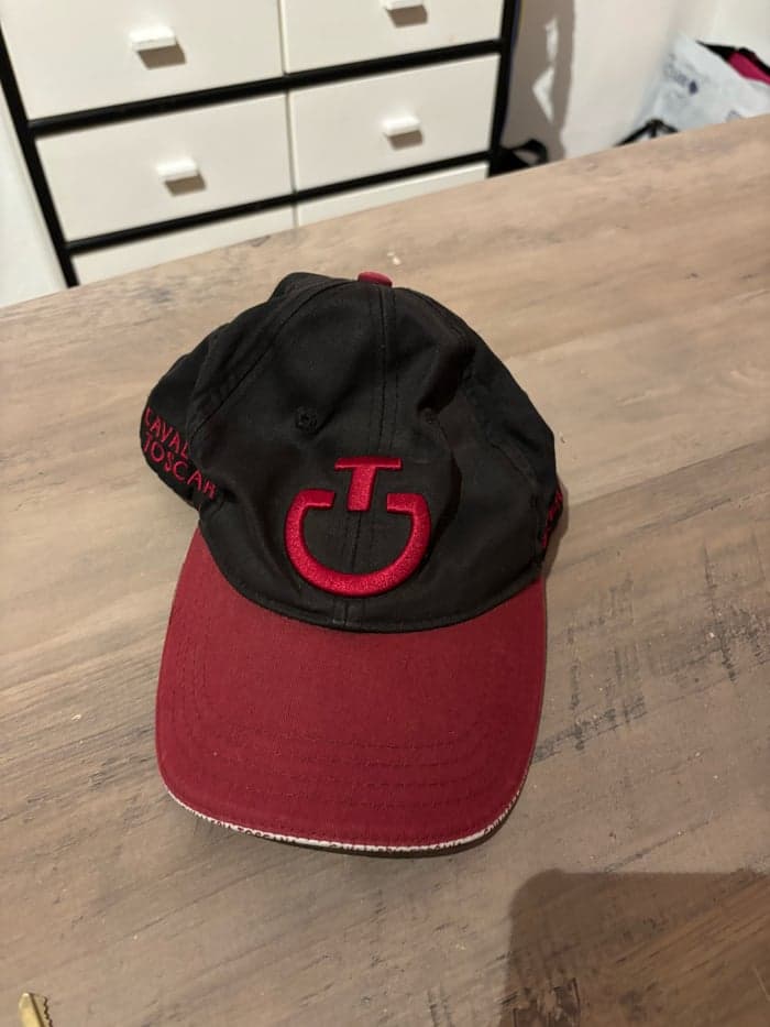 Media 1 of Svart och röd keps från Cavalleria Toscana