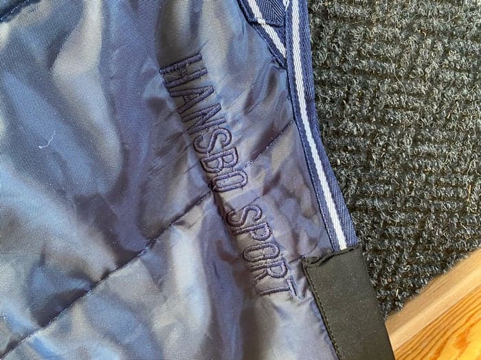 Media 2 of Mörkblått stalltäcke