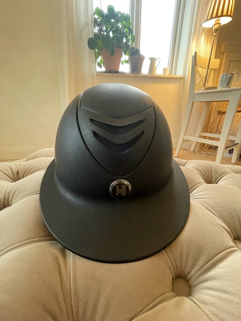 Bild 2 av Svart ridhjälm med solskärm