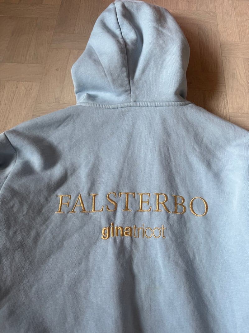 Bild 3 av Ljusblå falsterbohoodie
