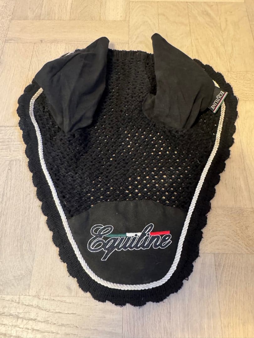 Bild 1 av Svart huva från Equiline