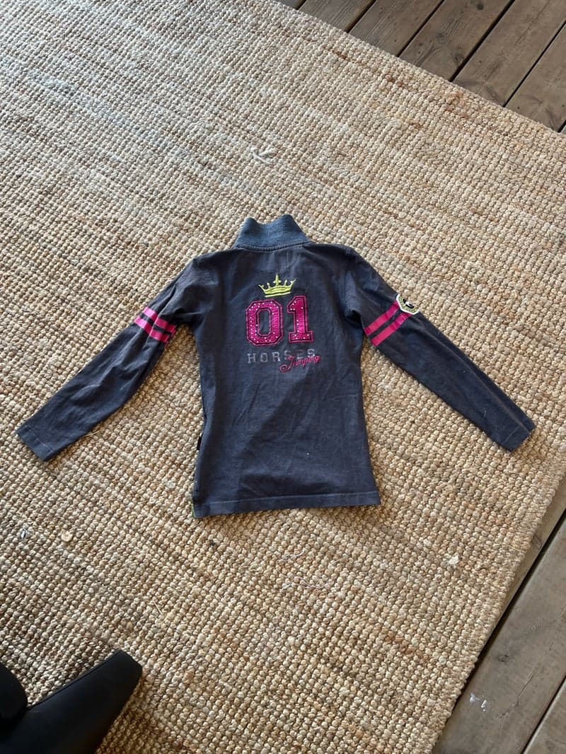 Image 2 of Grå långärmad tröja. 