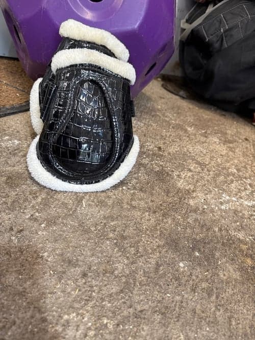 Bild av Svarta benskydd kotskydd i krocko 