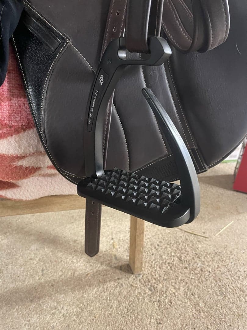 Bild 1 av Svart Stigbygel 