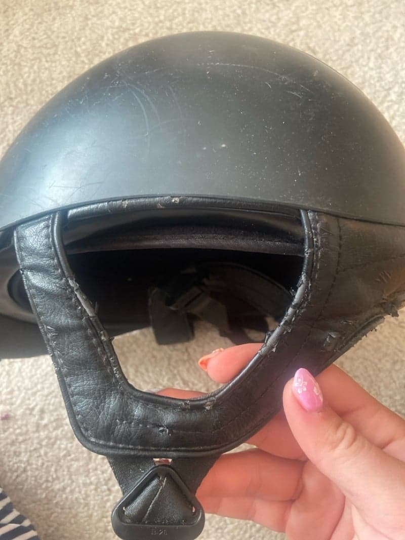Bild 3 av Svart ridhjälm