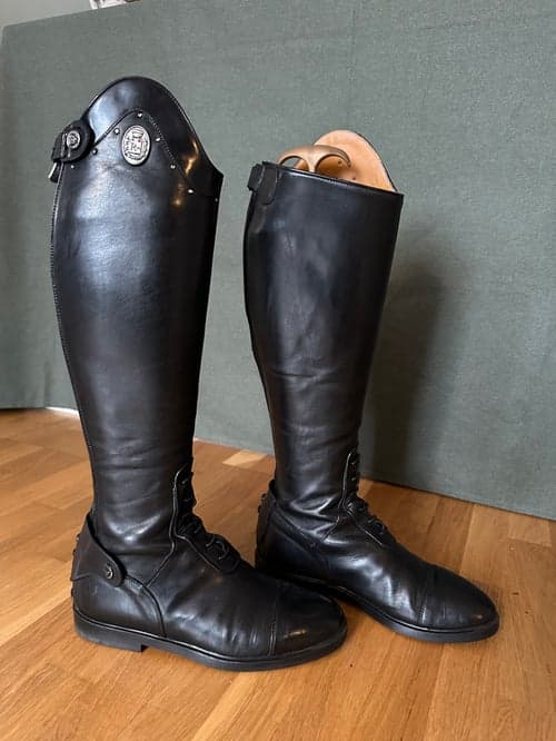 Bild av Svarta ridstövlar från Romitelli