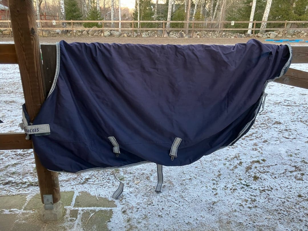 Bild 1 av Bucas stalltäcke 