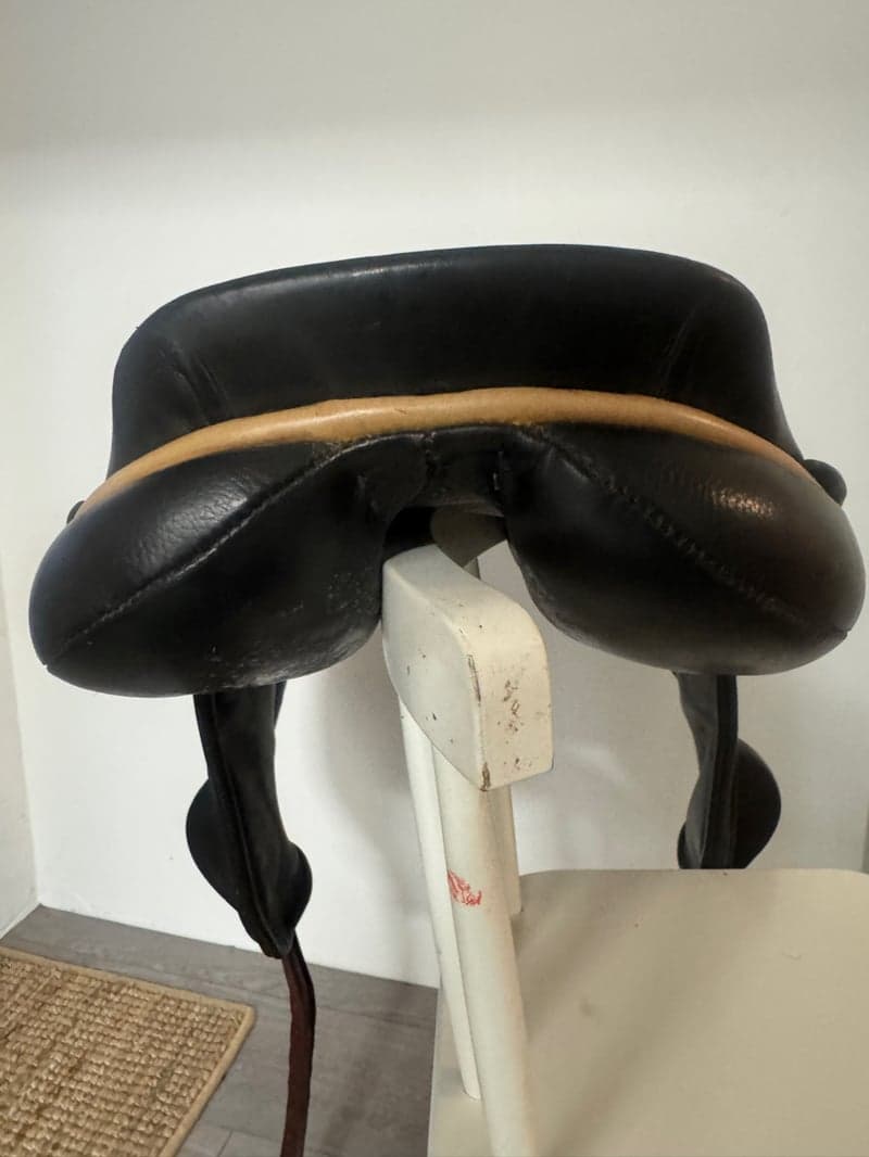 Bild 3 av  Enkåpad sadel perfekt för fälttävlan