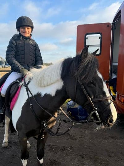 Inlägg 21 av Irländsk Sporthäst med titeln Första tävlingen för Minnie och Annabel ❤️
