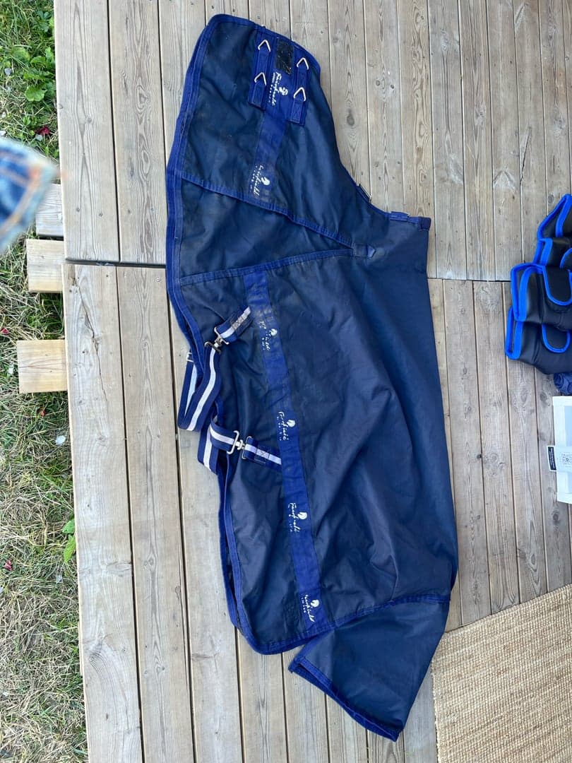 Bild 1 av Mörkblå täcke