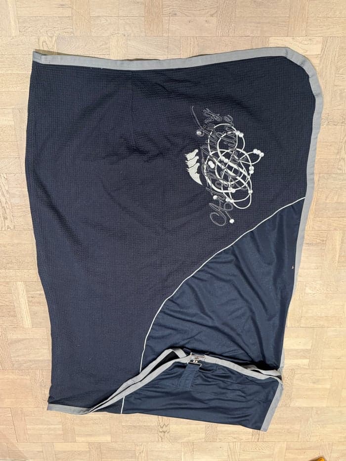 Media 1 av Mörkblått stalltäcke 