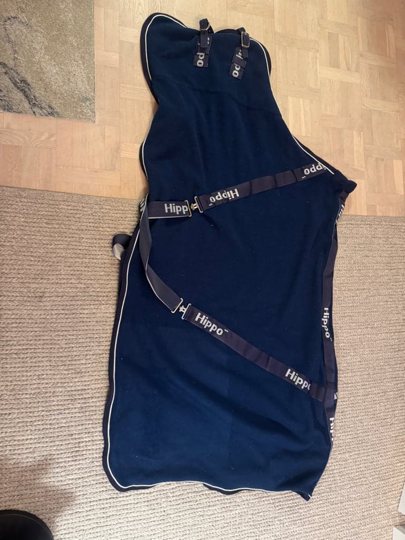 Bild 2 av Mörkblått stalltäcke från Hippo