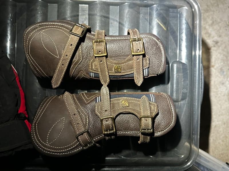 Bild 2 av Bruna skydd för benen