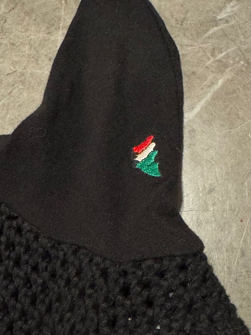 Bild 3 av Svart huva med E-logga från Equiline