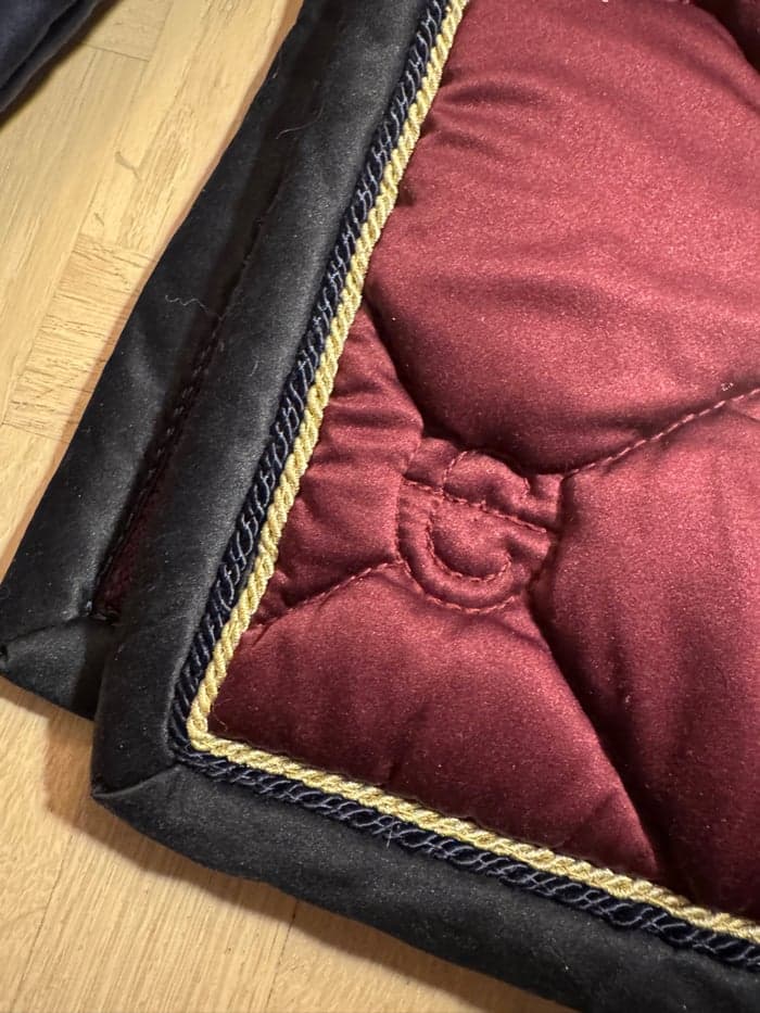 Media 5 av Vinrött dressyrschabrak från Equestrian Stockholm