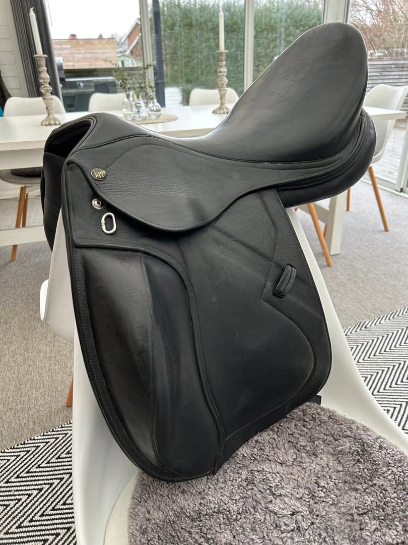 Bild 1 av Svart dressyr sadel från Lippo Azzario Supreme 16,5