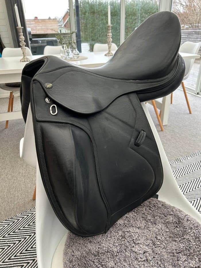 Media 1 av Svart dressyr sadel från Lippo Azzario Supreme 16,5