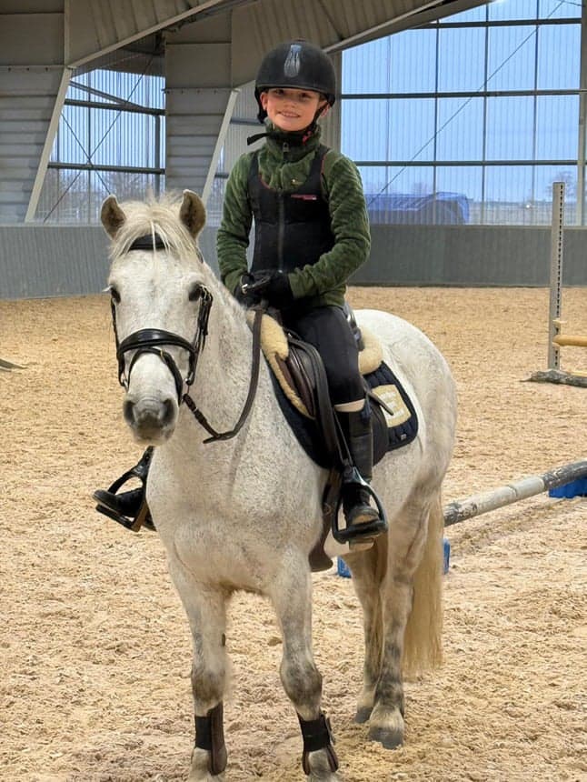 Bild 3 av Charmig B-ponny med hoppkapacitet