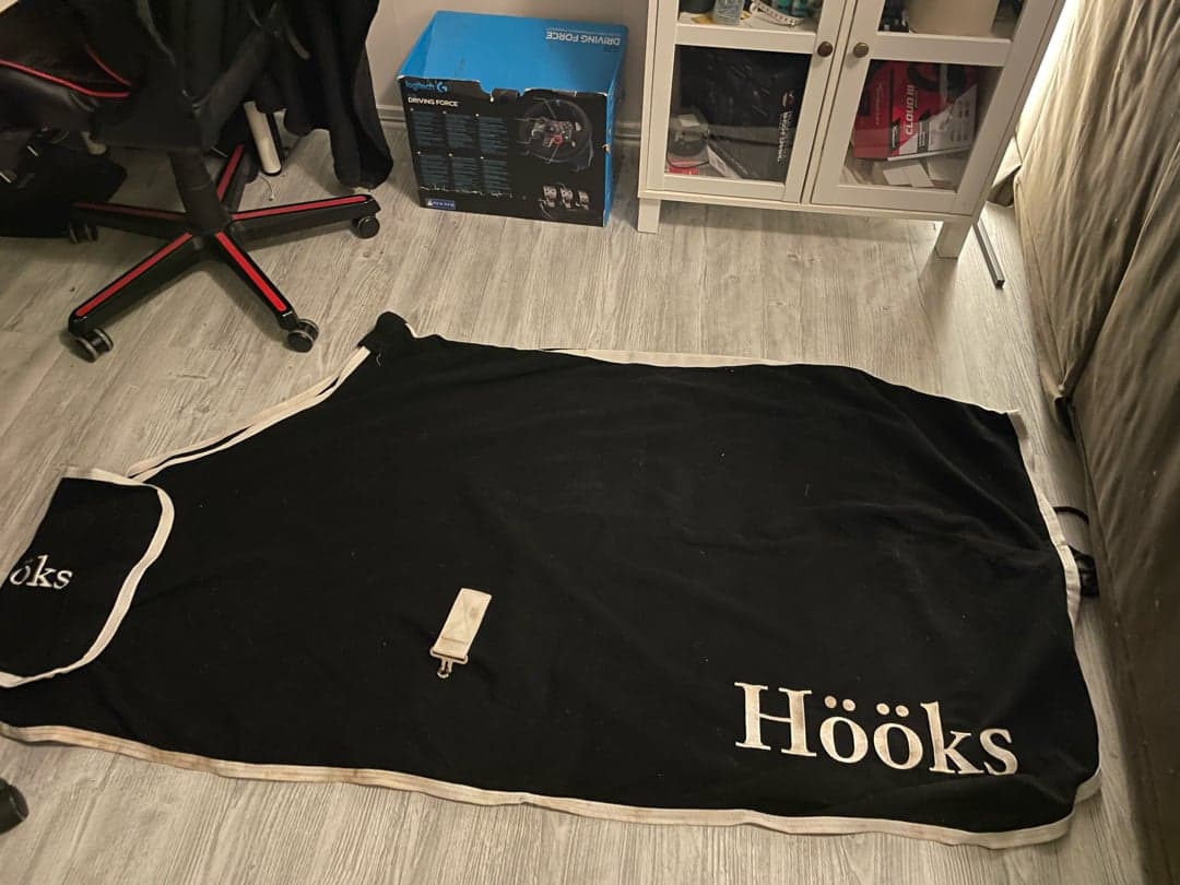 Bild 1 av Svart fleecetäcke från Hööks