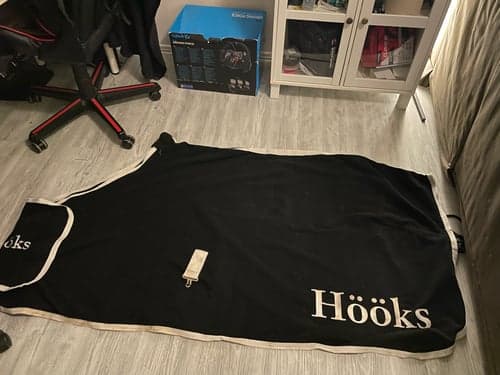 Bild av Svart fleecetäcke från Hööks