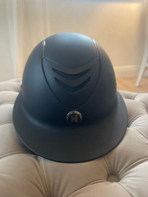 Bild av Svart ridhjälm med solskärm