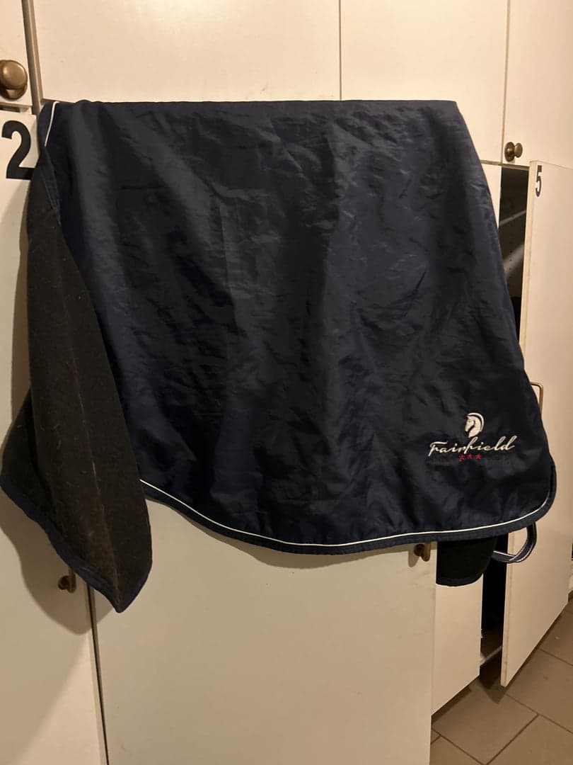 Bild 1 av Mörkblått stalltäcke från Fairfield