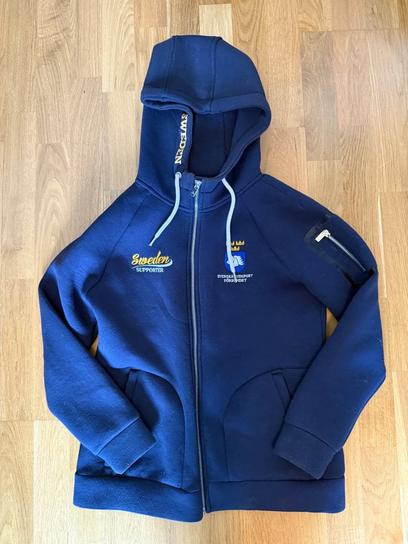 Image 1 of Mörkblå hoodie från Svenska ridsportförbundet 