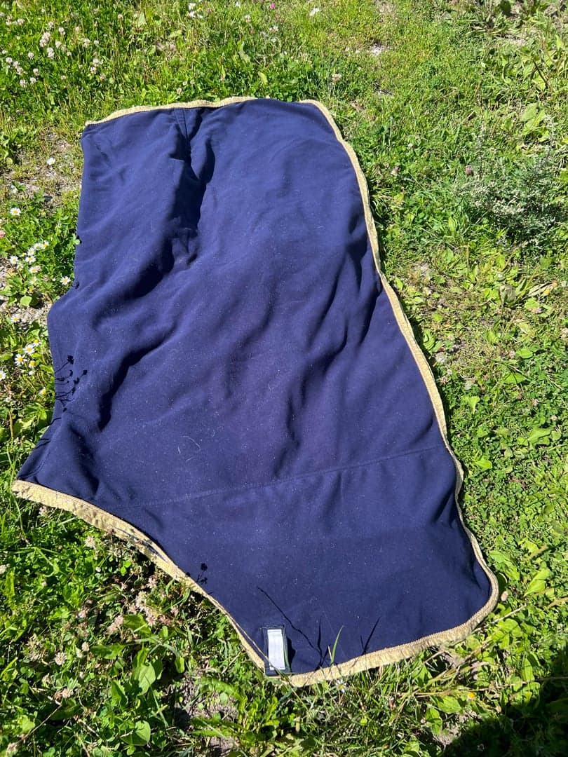 Bild 1 av Riktigt fint fleecetäcke med guldkant 