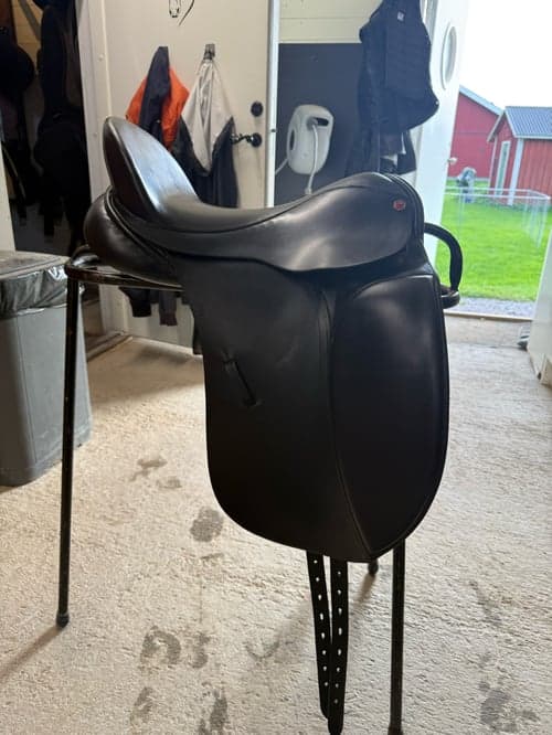 Bild av Svart dressyr sadel från Albion 