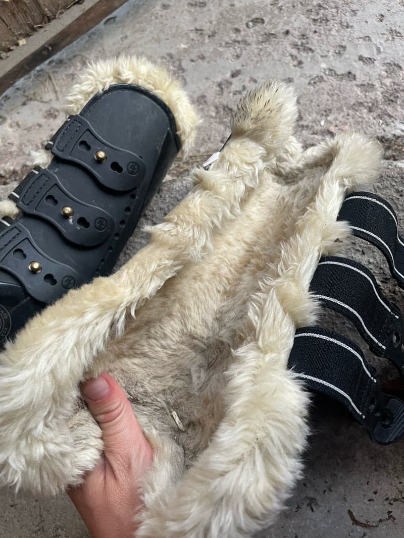 Image 2 of Svarta benskydd med fluff