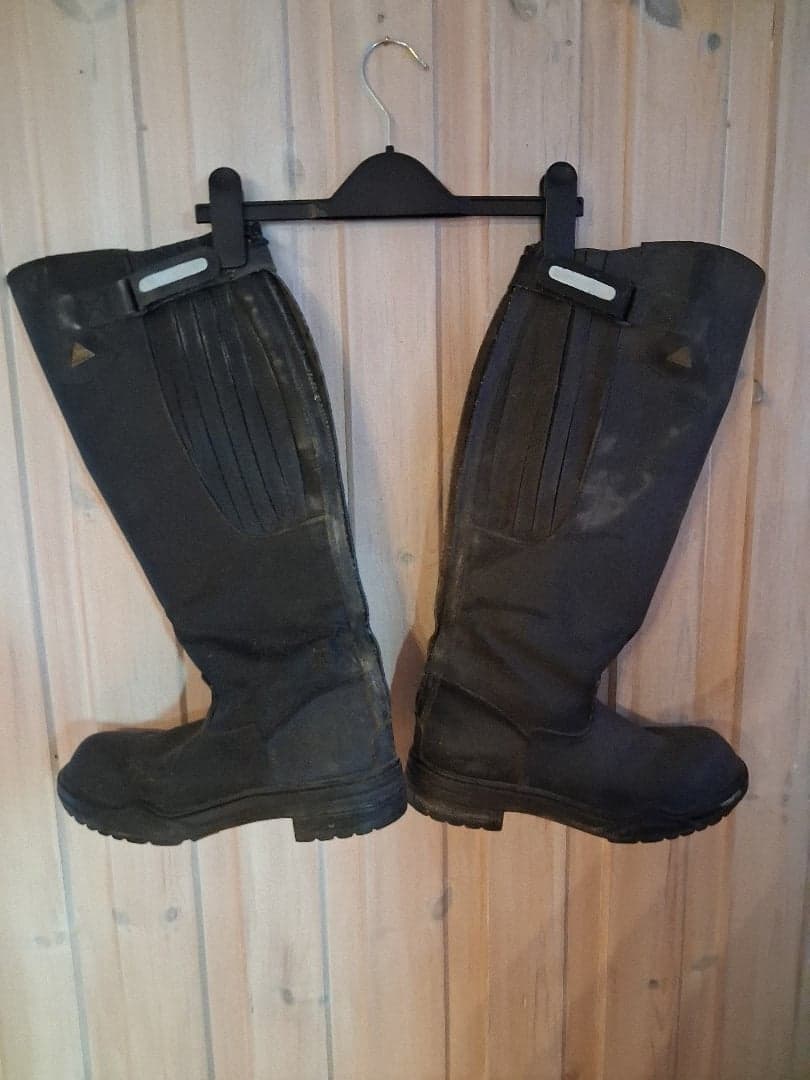 Bild 1 av Svarta fodrade ridstövlar