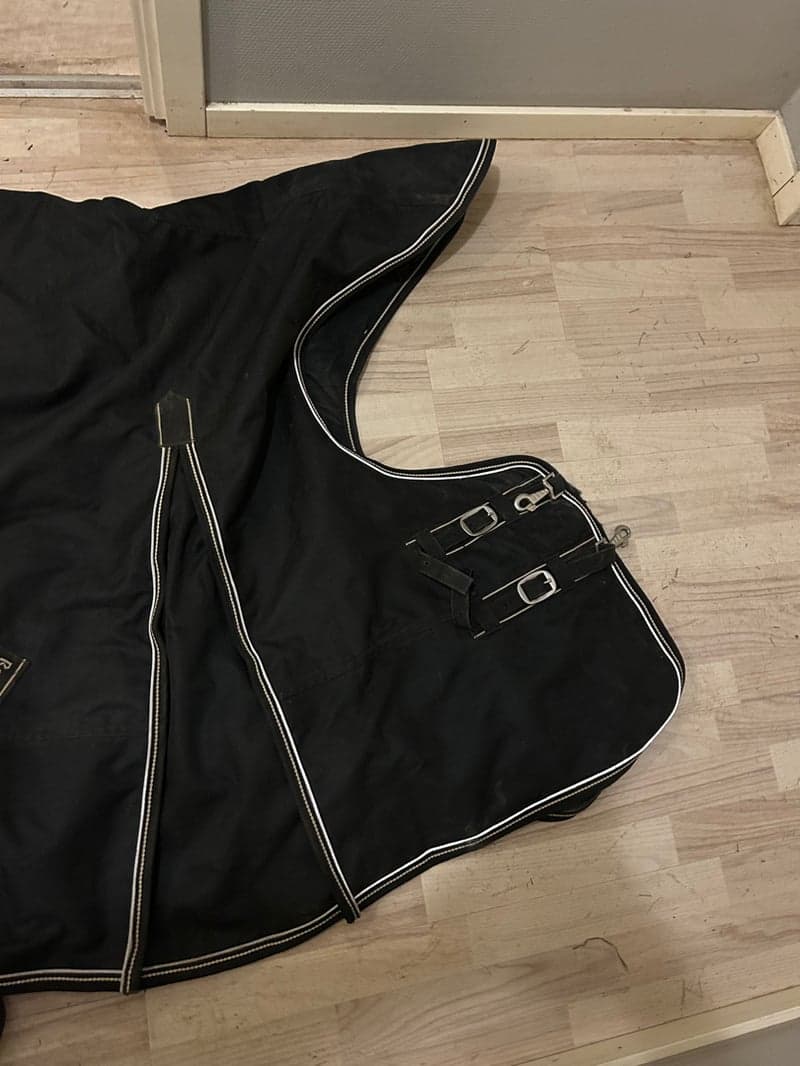 Image 2 of Svart regntäcke från Back on Track