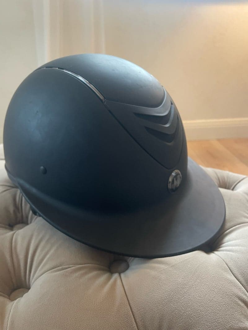 Bild 4 av Svart ridhjälm med solskärm