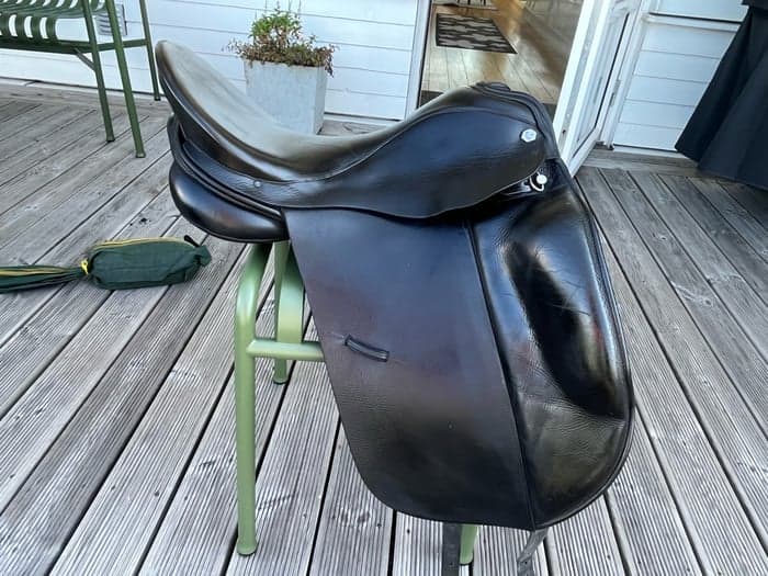 Media 1 of Svart dressyrsadel Albion Platinum 17,5”
