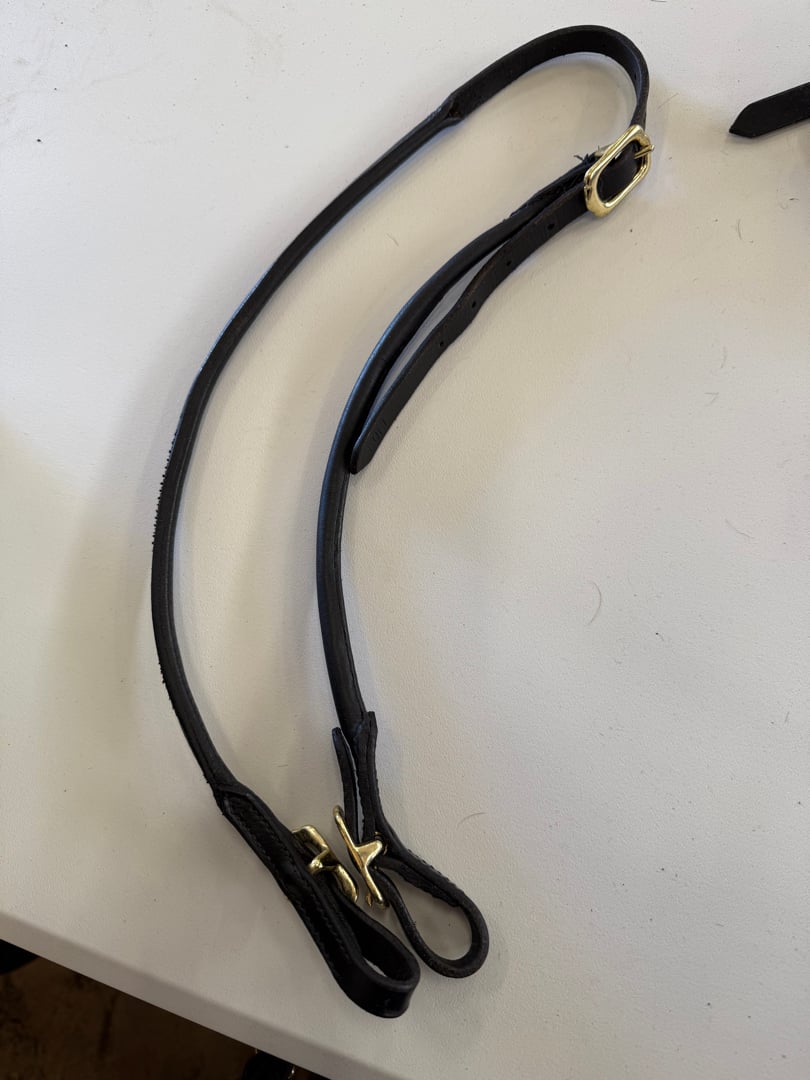 Bild 1 av Nackstycke svart med mässing beslag